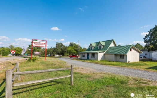 Commercial building for sale in Mena Arkansas