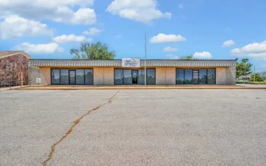 4,600 SqFt Multi-Tenant Office Building | Clinton, Oklahoma