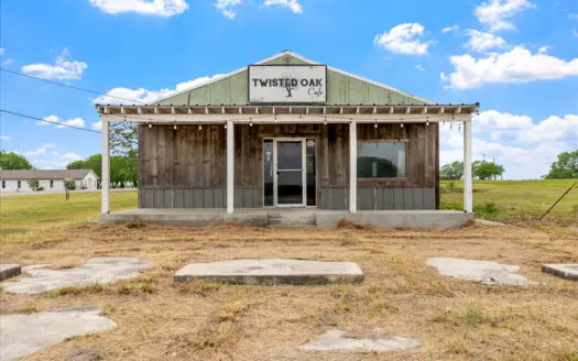 Versatile Commercial/Investment Property – Prime Location!!