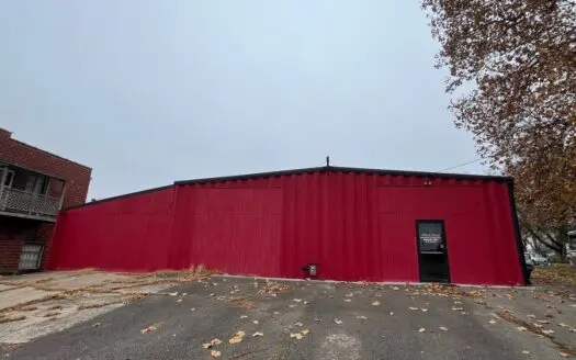 Versatile Commercial Building with Multiple Bays & Office Space!