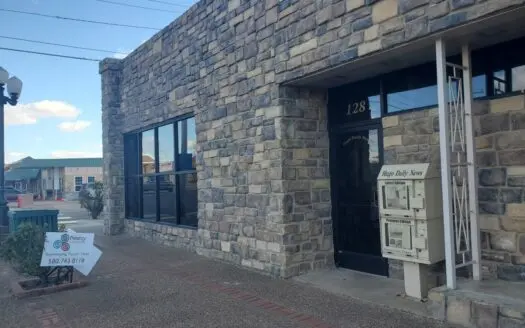 Commercial Building on Large Corner Lot fr Sale in Hugo, OK