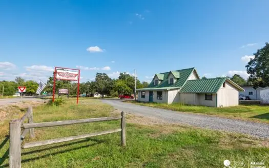 Commercial building for sale in Mena Arkansas