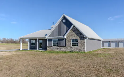 Newer Commercial Office Building on 5 AC w/ Self Storage Revenue