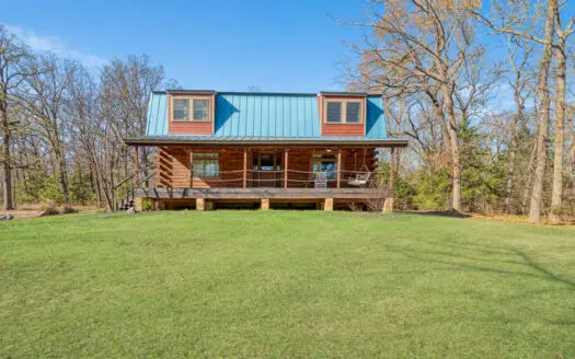 20 Acres, Farmhouse & Shop in Blossom TX