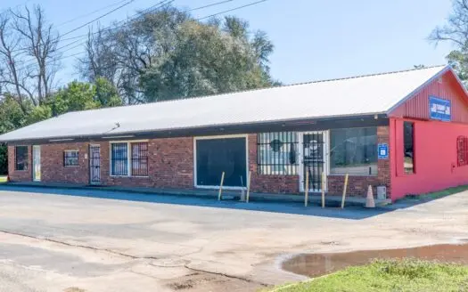 2,760 sq ft commercial space w/outstanding visibility & exposure