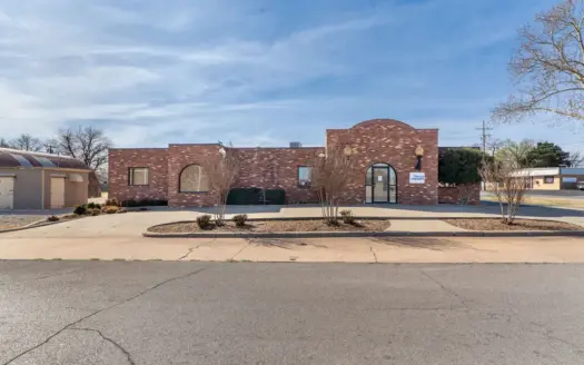 Commercial Office Building for Sale in Clinton, OK