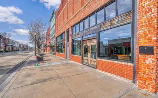 Commercial building on Historic Rt 66 for sale!