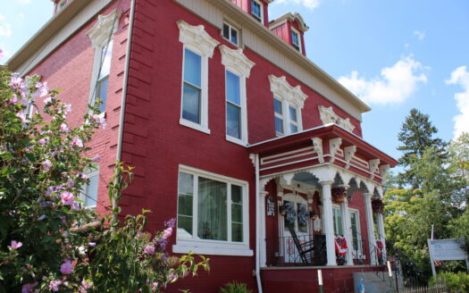 Clarington OH 4 Square Victorian Century home w/apartments