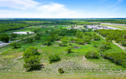Versatile 5.8 Acre Property in Sinton, Tx