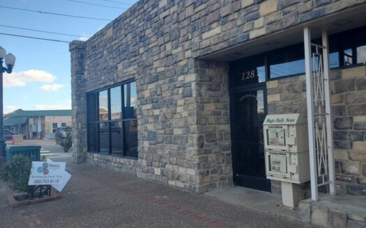 Commercial Building on Large Corner Lot fr Sale in Hugo, OK