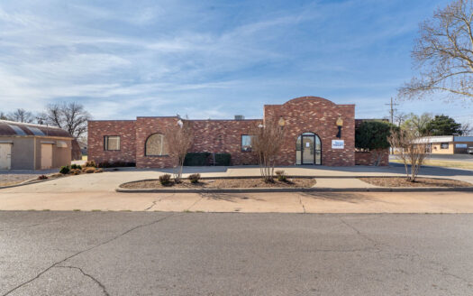 Commercial Office Building for Sale in Clinton, OK