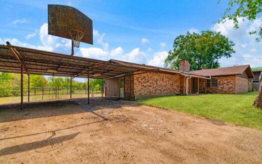 Nice home with Acreage In-Town in Talco, TX